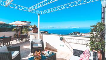 Luxury Villa | Terrace/patio