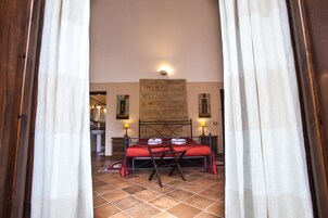 Kamar Quadruple | Seprai katun Mesir, seprai premium, selimut bulu angsa, dan busa memori