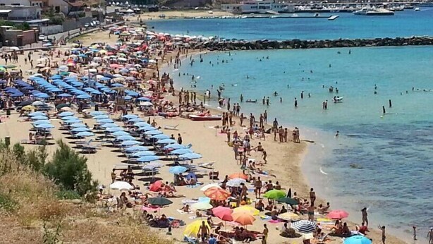 A crowded beach with numerous umbrellas and people enjoying the water. - Cinisi Vacanze (Cinisi)