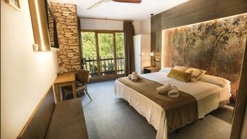 Design Double Room | In-room safe, individually decorated, individually furnished, desk