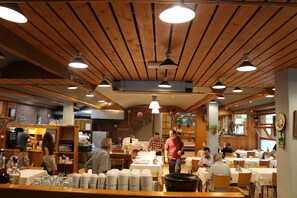 Free daily buffet breakfast - Hotel Restaurante Les Brases (Sort)