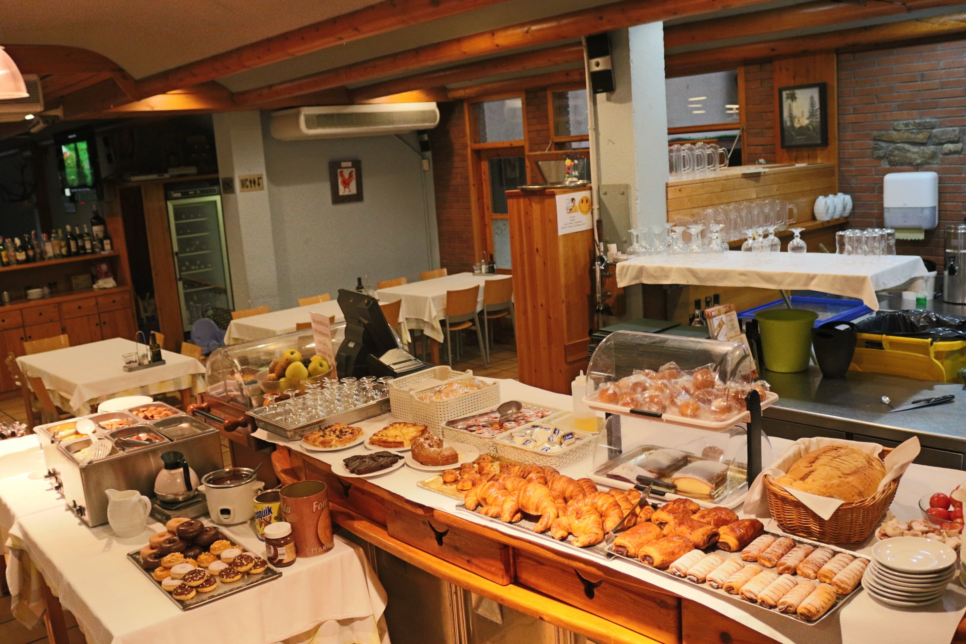 Café da manhã com buffet grátis todos os dias