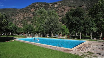 Una piscina al aire libre de temporada