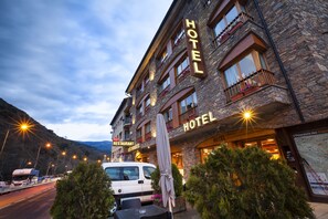 Front of property - evening/night - Hotel Restaurante Les Brases (Sort)