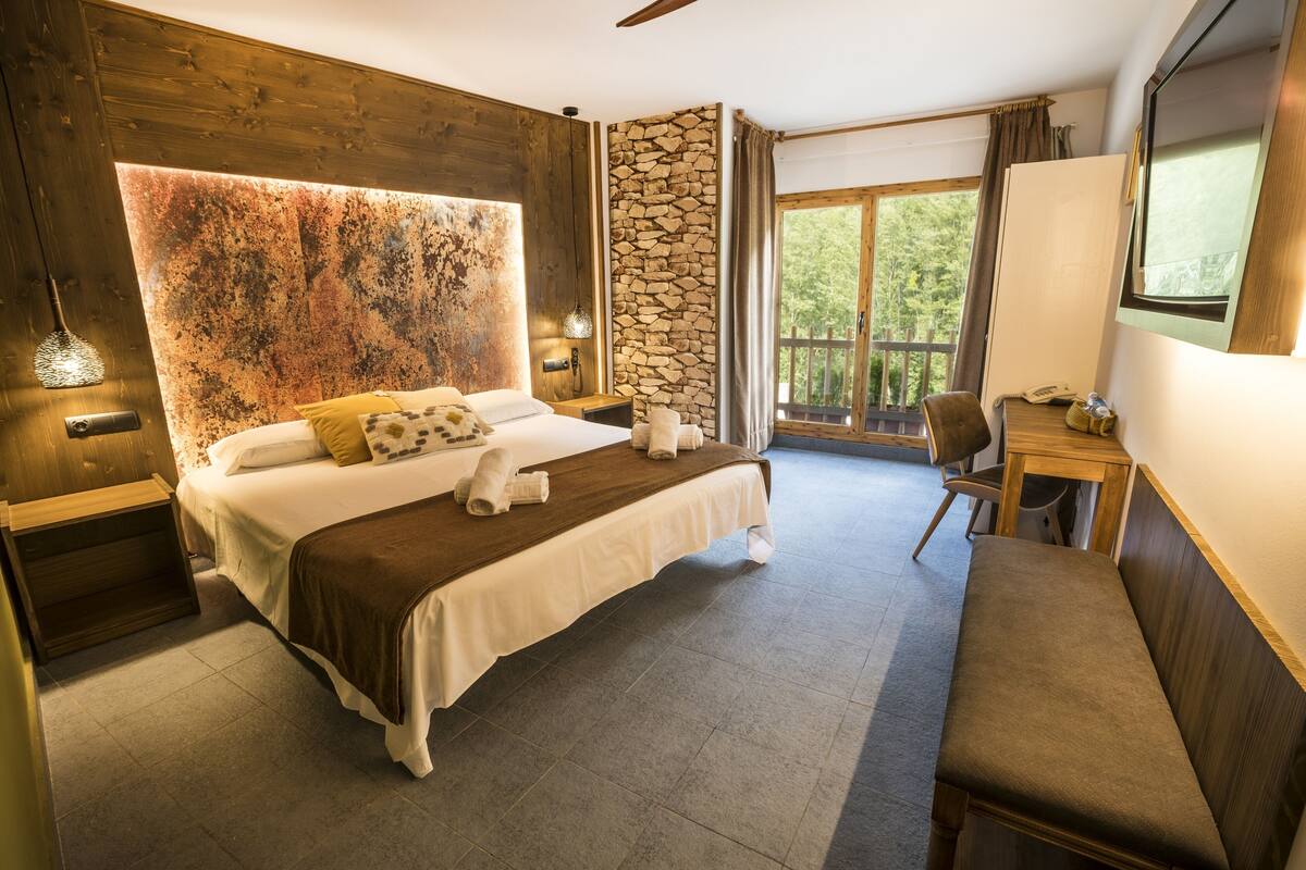 In-room safe, desk, iron/ironing board, WiFi (free)