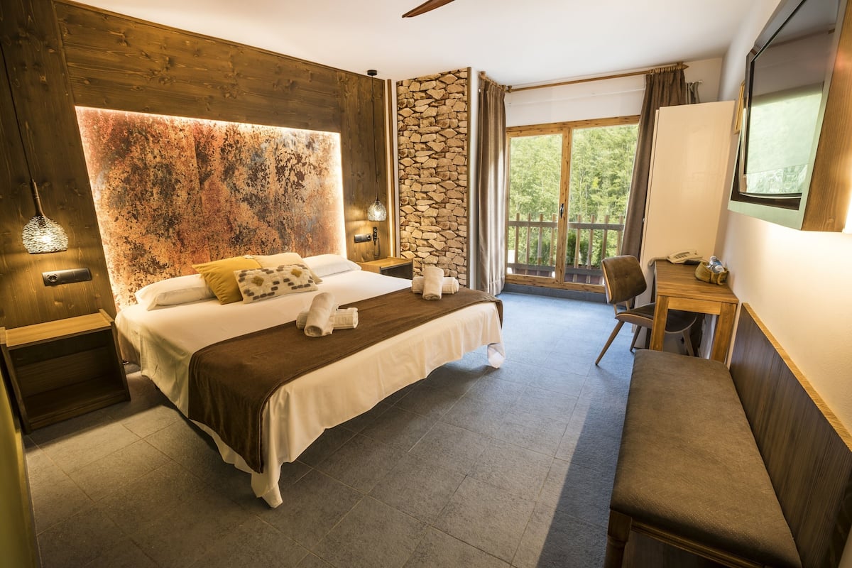 In-room safe, desk, iron/ironing board, WiFi (free)