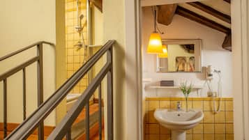 Douche, articles de toilette gratuits, sĂšche-cheveux, peignoirs