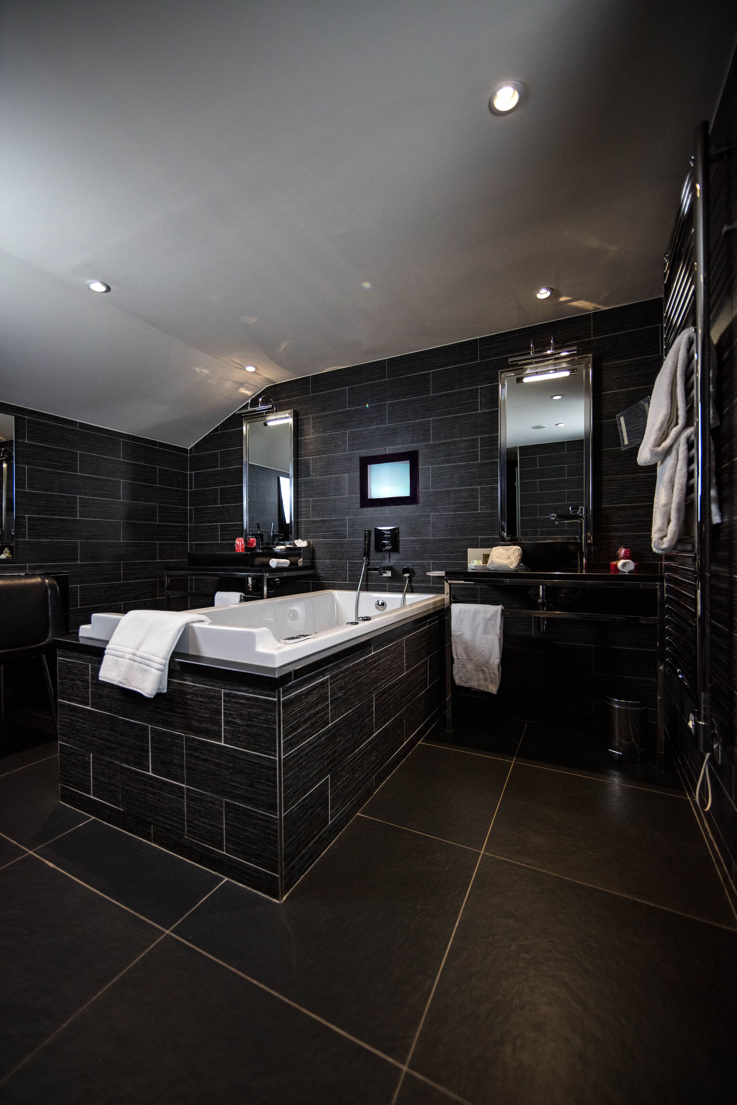 junior suite | bathroom | combined shower/bathtub, deep-soaking bathtub, free toiletries
