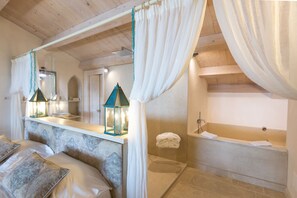 Luxe suite, uitzicht op zee | Badkamer | Een regendouche, gratis toiletartikelen, een haardroger, pantoffels