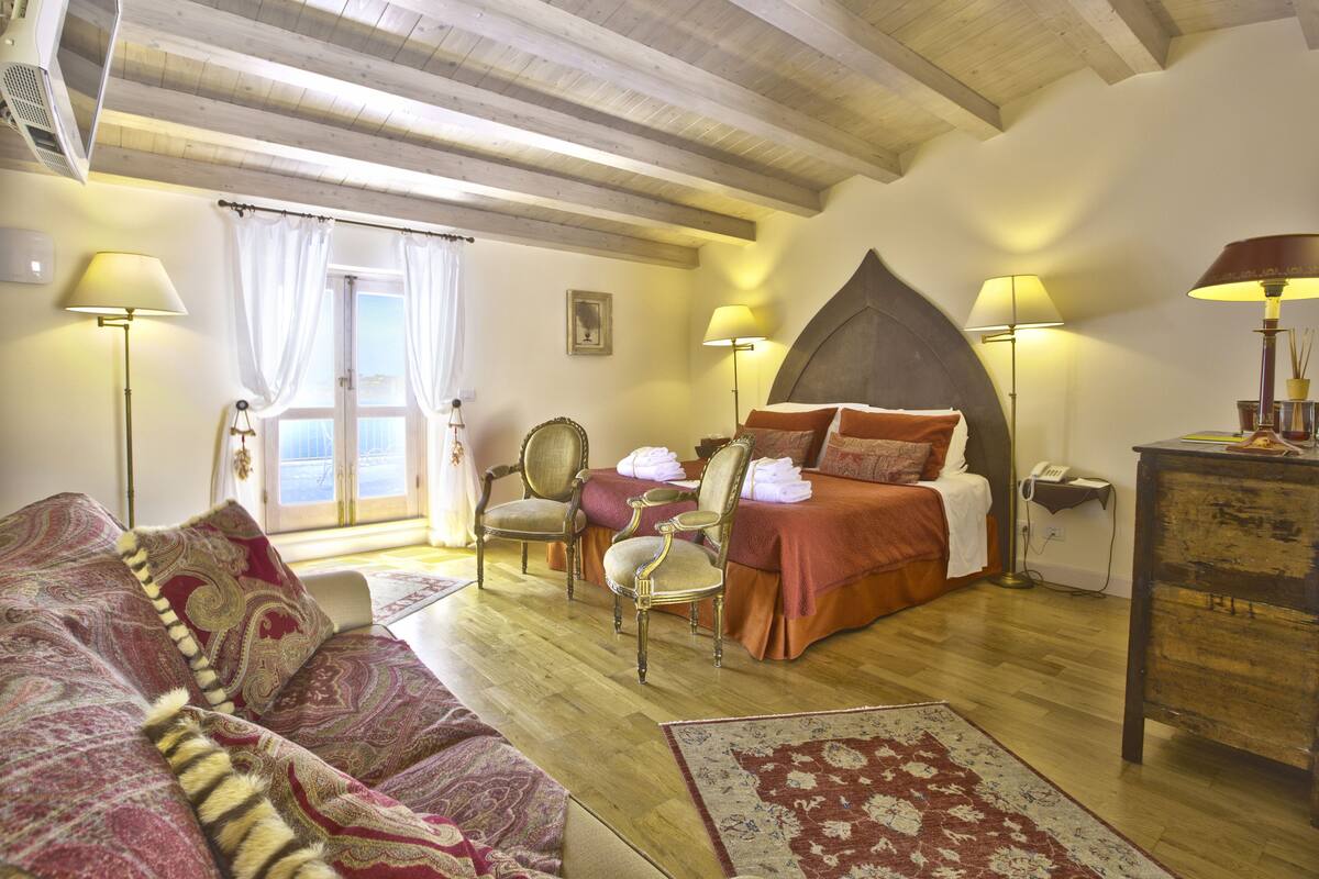 Premium bedding, down duvets, in-room safe, free WiFi