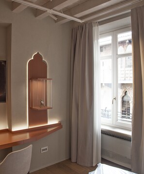 Seprai Frette Italia, seprai premium, minibar, dan brankas