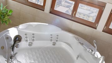 Camera Deluxe con Jacuzzi | Bagno | Combinazione doccia/vasca, vasca idromassaggio, soffione a pioggia