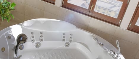 Deluxe-Zimmer | Badezimmer | Duschwanne, Whirlpool, Regendusche, kostenlose Toilettenartikel