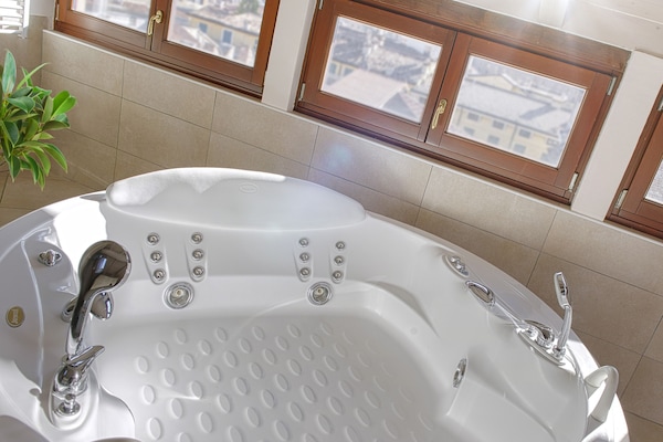 Chambre Deluxe | Salle de bain | Ensemble douche/baignoire, baignoire à jets, douche à « effet pluie »