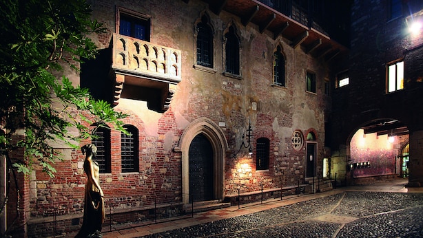 An old building with a stone facade, arched windows, and a balcony. - Relais Balcone di Giulietta (Verona)