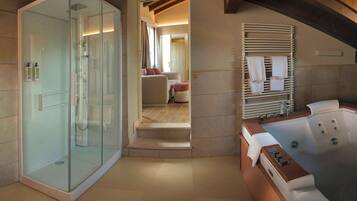 Superior Studio Suite | Bathroom | Combined shower/bathtub, jetted bath, rainfall showerhead