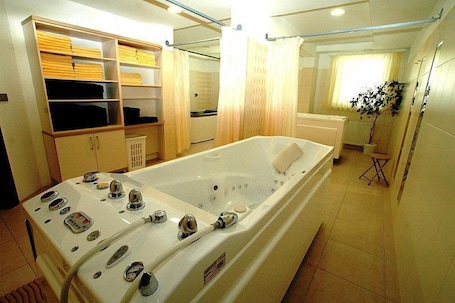 Bañera de hidromasaje interior. Hotel Komorni Hurka