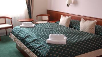 Minibar, coffres-forts dans les chambres, bureau