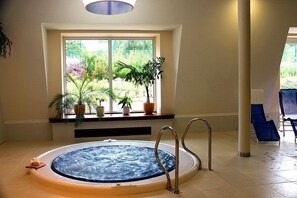 Bañera de hidromasaje cubierta