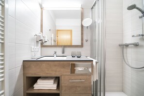 Shower, hair dryer, towels