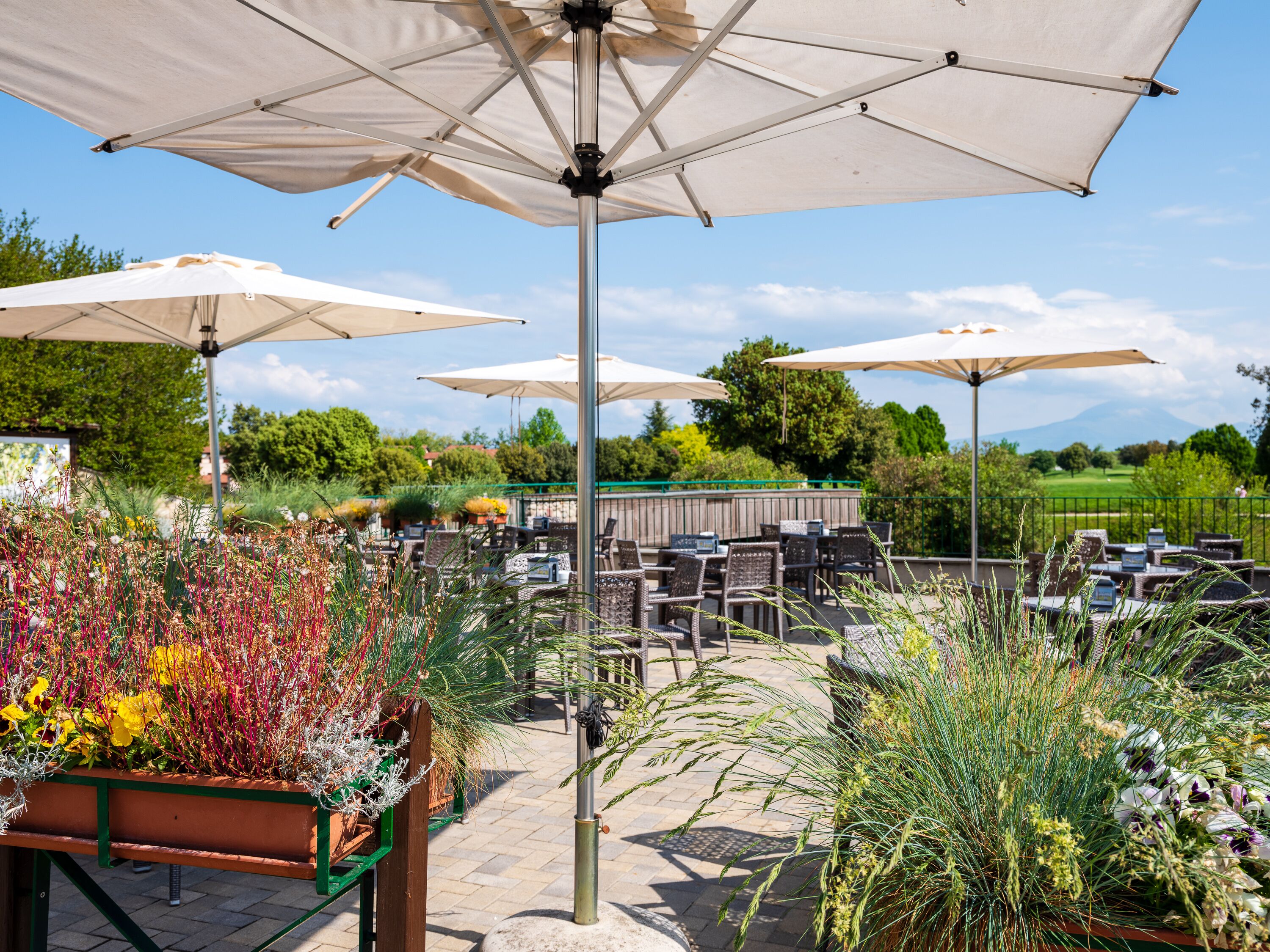 Cocktailbar, Blick auf den Garten, täglich geöffnet