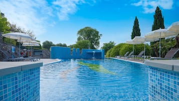 Piscine couverte, piscine extérieure (ouverte en saison)