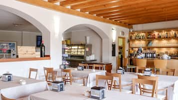 Bar de cocteles, con vista al jardín, abre todos los días