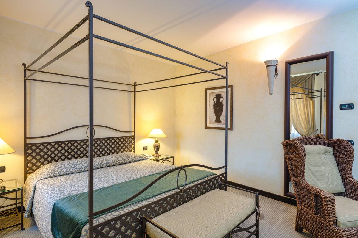 junior suite | 1 bedroom, minibar, in-room safe, desk