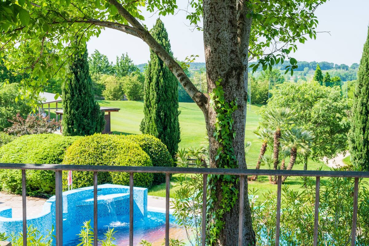 lunch served, golf course views