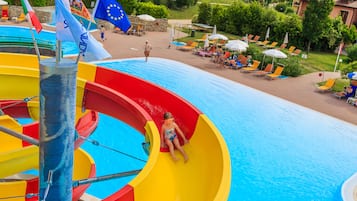 SisÀuima-allas, kauden mukainen ulkouima-allas, aurinkovarjoja