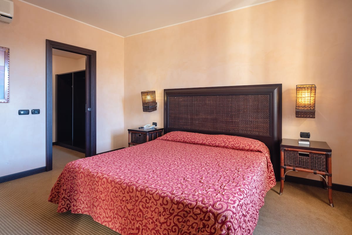 Suite | 1 bedroom, minibar, in-room safe, desk