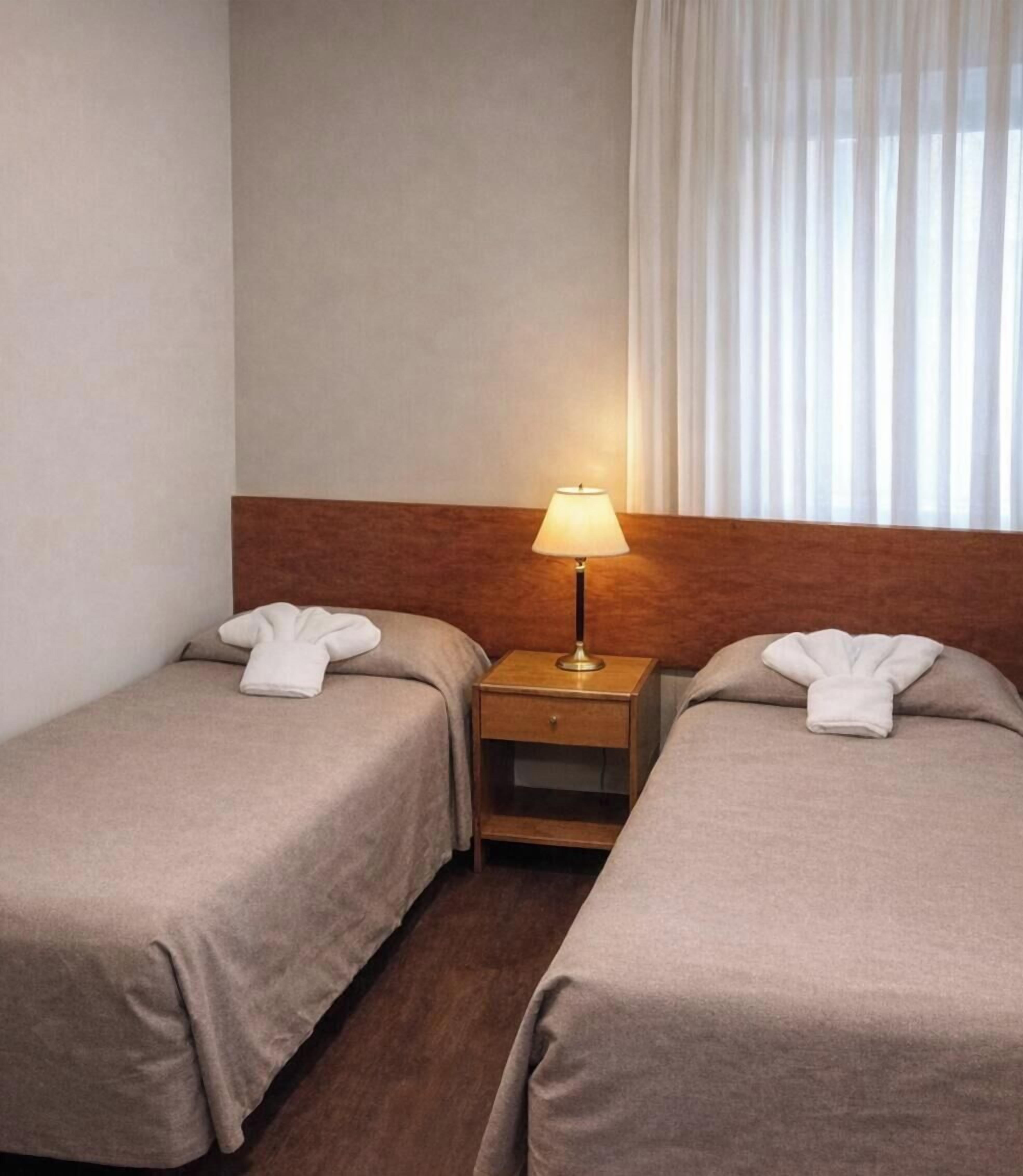 Cofres nos quartos, escrivaninha, berços grátis, Wi-Fi de cortesia