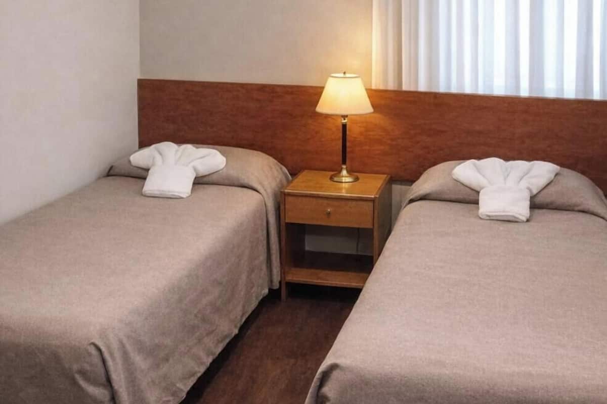 Cofres nos quartos, escrivaninha, berços grátis, Wi-Fi de cortesia