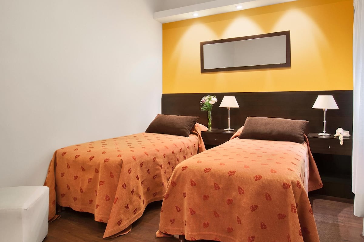 Caja de seguridad en la habitación, escritorio y cunas gratuitas