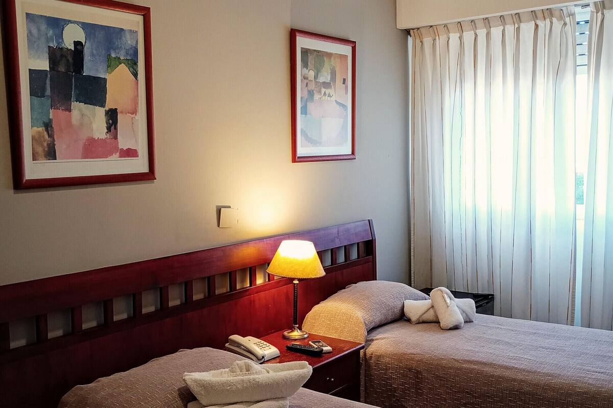 房內夾萬、書桌、免費嬰兒床、免費 Wi-Fi