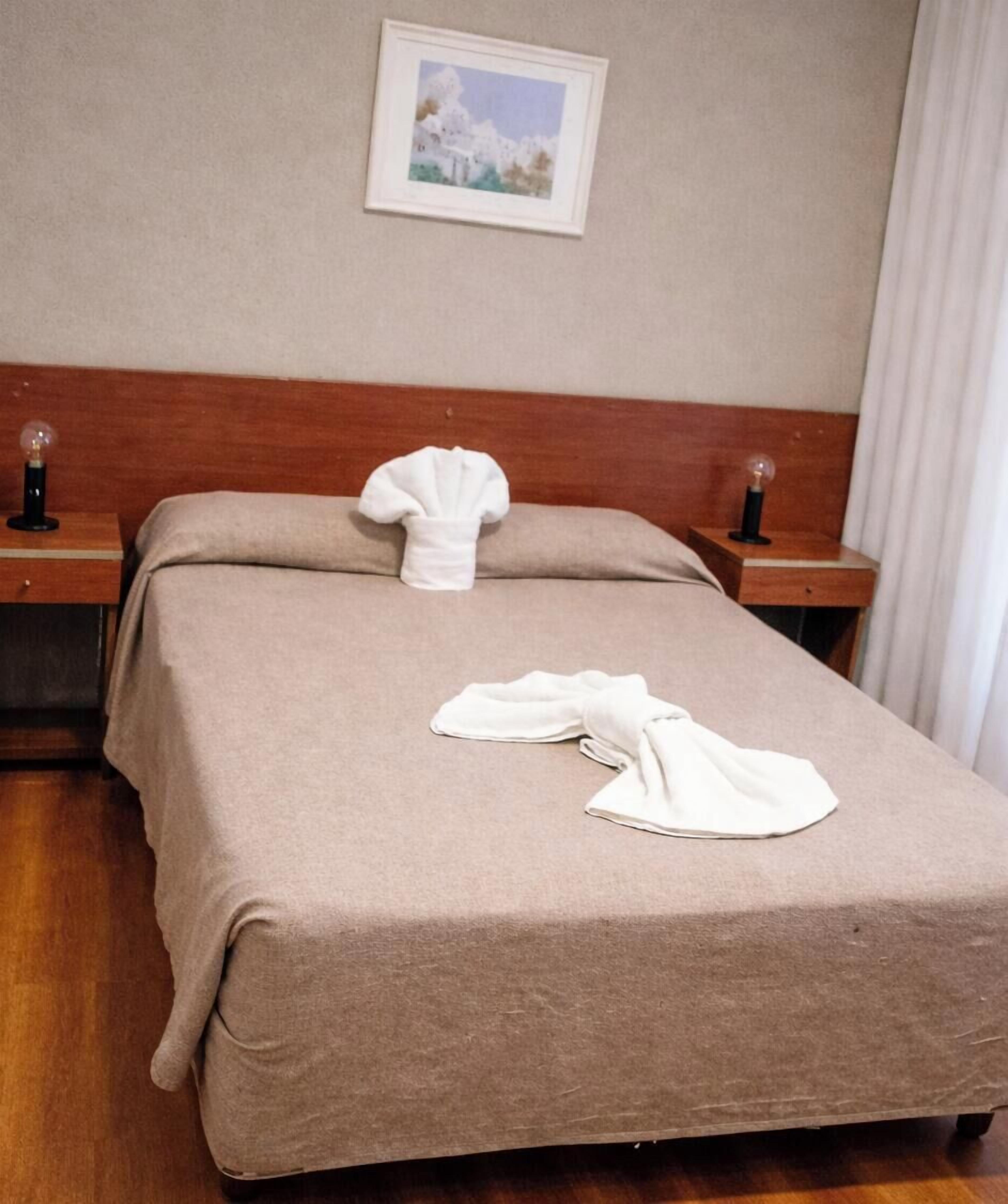 Quarto casal ou duplo standard | Cofres nos quartos, escrivaninha, berços grátis, Wi-Fi de cortesia