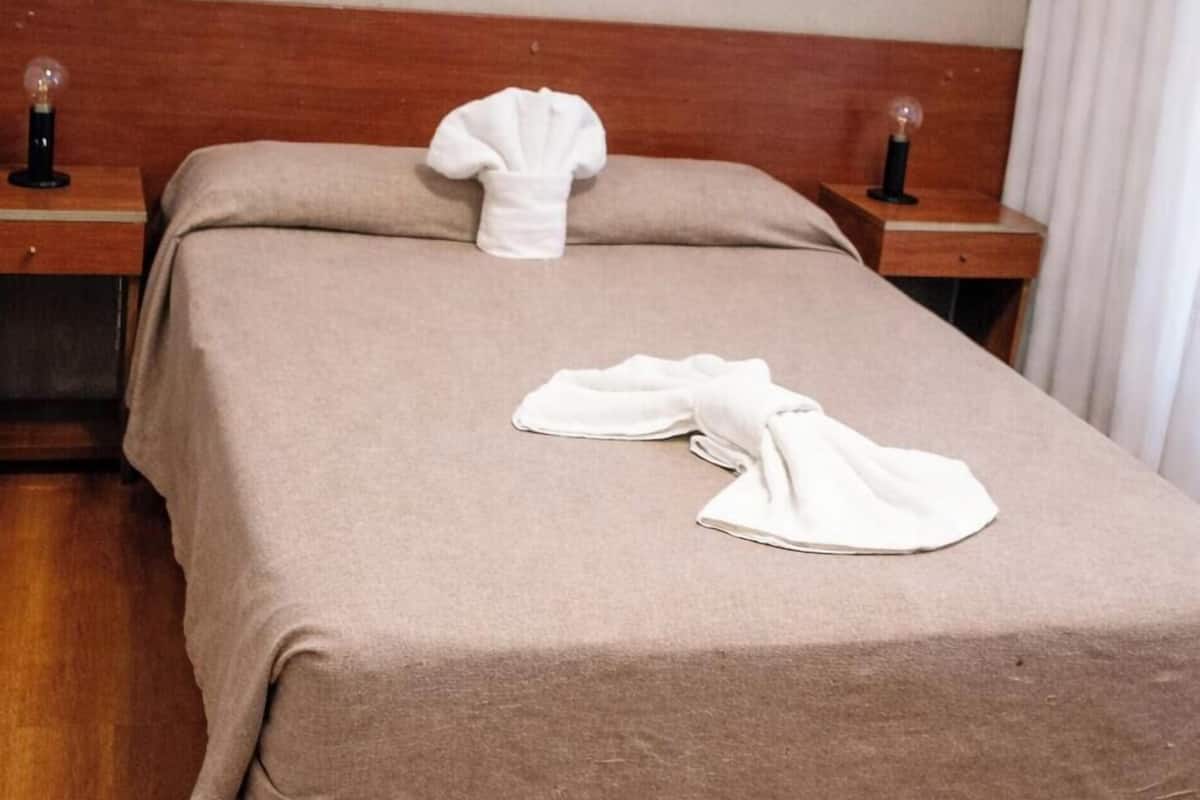 Quarto casal ou duplo standard | Cofres nos quartos, escrivaninha, berços grátis, Wi-Fi de cortesia