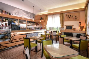 บริการอาหารเช้า อาหารกลางวัน อาหารเย็น, อาหารทะเล, วิวสวน 