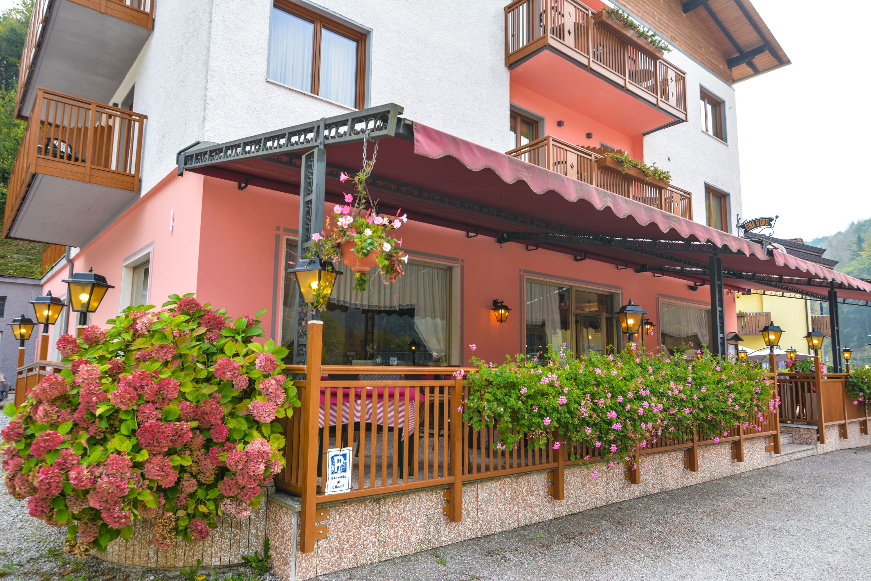 breakfast, lunch, dinner served; seafood, garden views