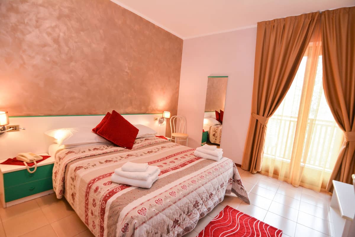 egyptian cotton sheets, in-room safe, desk, blackout curtains