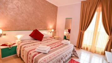 Sábanas de algodón egipcio y caja de seguridad en la habitación