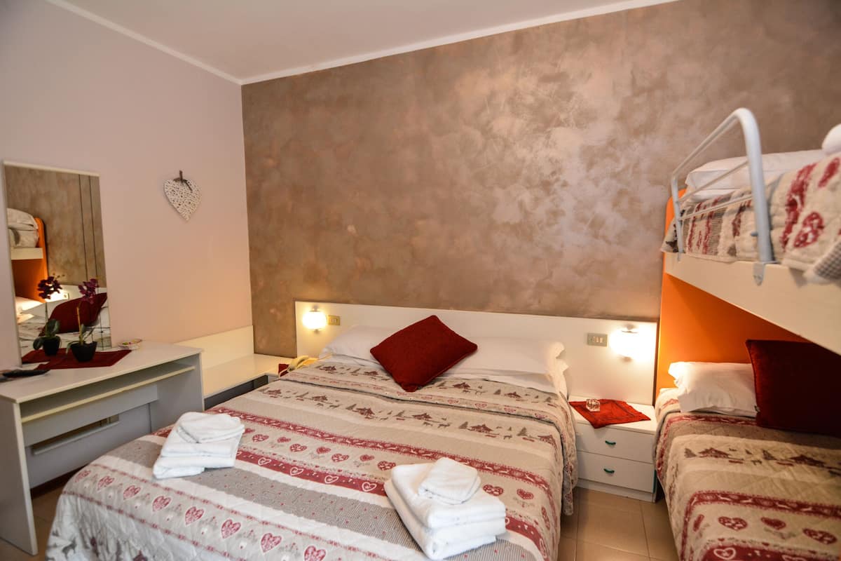 egyptian cotton sheets, in-room safe, desk, blackout curtains