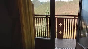 Sábanas de algodón egipcio y caja de seguridad en la habitación