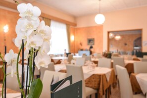 Frokost, lunsj og middag serveres
