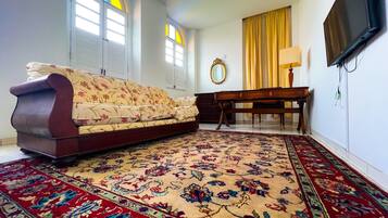 Minibar, in-room safe, bed sheets