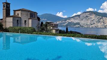 Outdoor pool, pool loungers