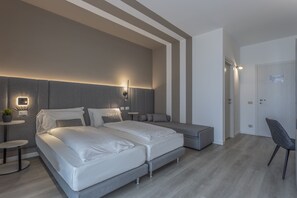 Deluxe-huone | Tallelokero huoneessa, ilmainen Wi-Fi, vuodevaatteet