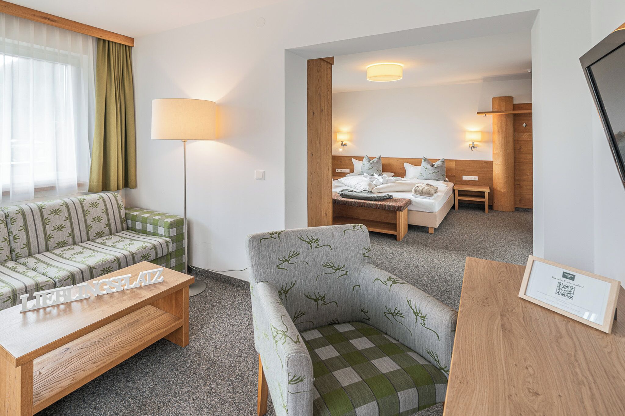 Junior Suite, Balcony, Mountain View (Steinbock) | Living area | TV