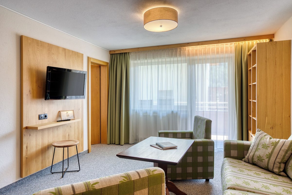 Suite, 1 habitación (Gamswild) | Área de sala de estar | Televisión