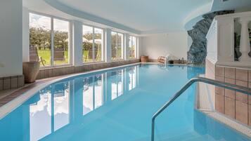 Una piscina cubierta